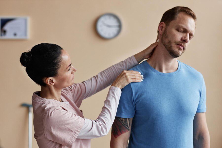 Time to Consult a Chiropractor in Overland Park for Your Neck Pain